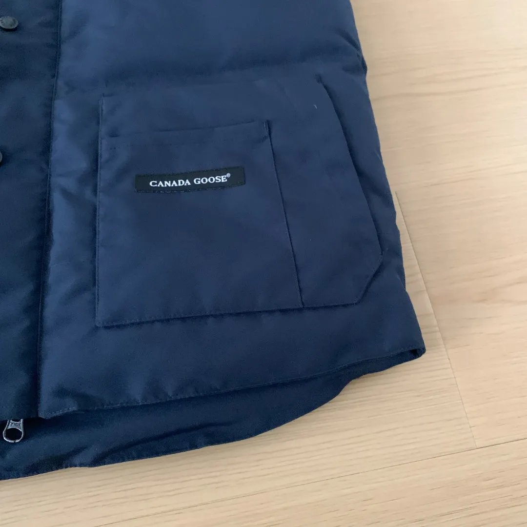 Style number: Y 138 𝑪𝒂𝒏𝒂𝒅𝒂 𝑮𝒐𝒐𝒔𝒆Canada Goose counter level! Canadagoose/Canada Goose New Arrival "2078APPSeries" down vest for men and women Material list: 1⃣ Original custom-made double plain 9500-100% nylon nylon fabric 2⃣ Original YKK zipper, non-sub-factory product 3⃣ National standard 80% white duck down from Guangzhou Inspection, (zp uses 80% white duck down/any boasts of 90% are fake) Material analysis characteristics: 1⃣ Original factory/9500-100% nylon 100% nylon Lurex yarn is actually 100% nylon, which is rarely pure now. Most of them are mixed with cotton thread or polyester. Our top original version is developed in accordance with ZP and uses the same material. 2⃣ As we all know, the original version uses 80% white duck down. The fill power refers to the cubic inches of volume occupied by each ounce (30 grams) of down under certain conditions. If the space occupied by one ounce of down is cubic inches, the fill power of the down is called . So we can simply understand it as: fill power is the volume of down, and the volume of down is fill power. The higher the fill power of down, it means that under the same filling amount, down can fix a larger volume of air layer to keep warm and insulate, so the warmth retention of down is better. Size:XS-2XL Color: Navy Blue Beige Gray Black Label Gray Red Label Black Red Label Black Black Label Red Blue Pink